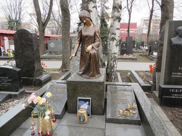 074-Памятник на могиле семьи Строкатенко